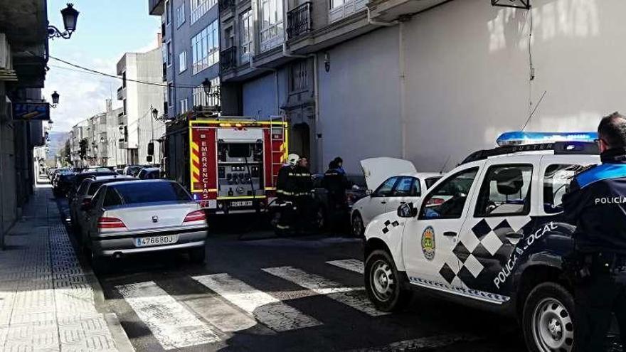 Emerxencias y Policía Local se movilizaron ayer al mediodía por el incendio en un Seat Ibiza en Iryda.