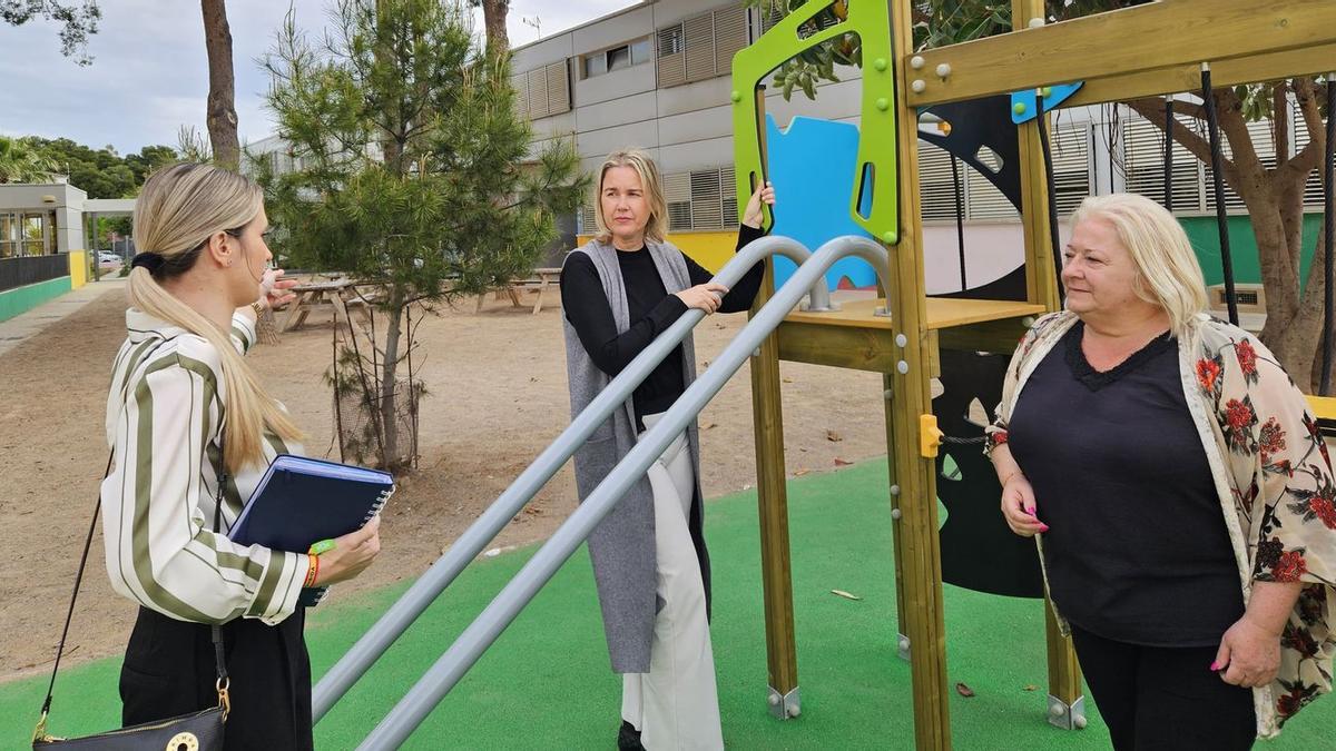 La alcaldesa De Moya junto a las edilas de Contratación y Educación.