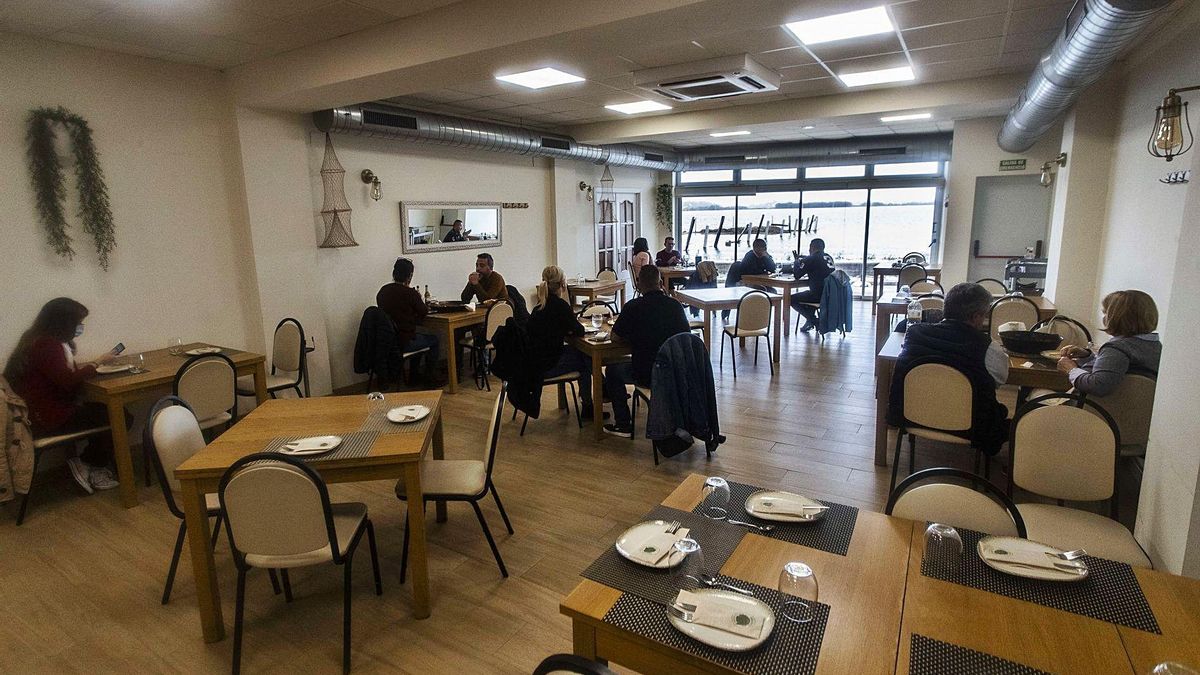 Interior de un restaurante 
de El Palmar, con distancia
entre mesas.  g.caballero