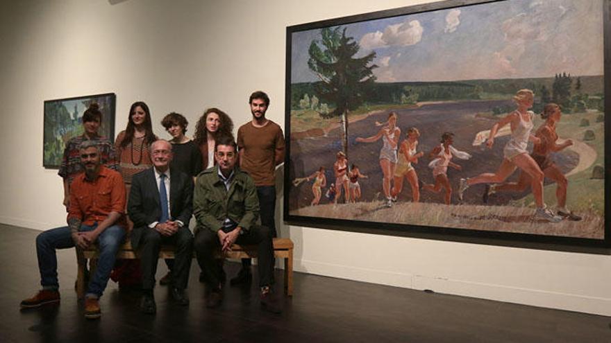 De la Torre y José María Luna, junto a los artistas Emmanuel Lafont, Alessandra García, David Triviño, Violeta Niebla, Nuria Cabello y Luz Prados, ayer en el Museo Ruso.