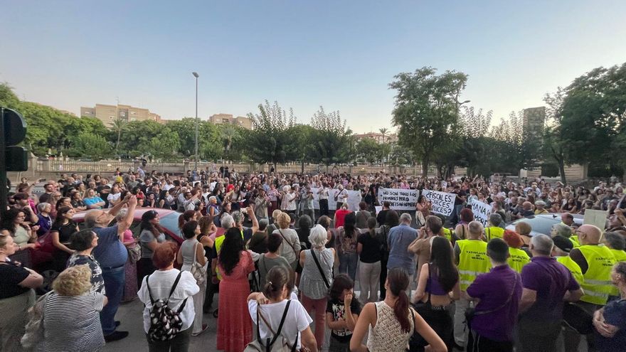 Indignación frente al Palacio de Justicia contra &quot;La Manada&quot; murciana