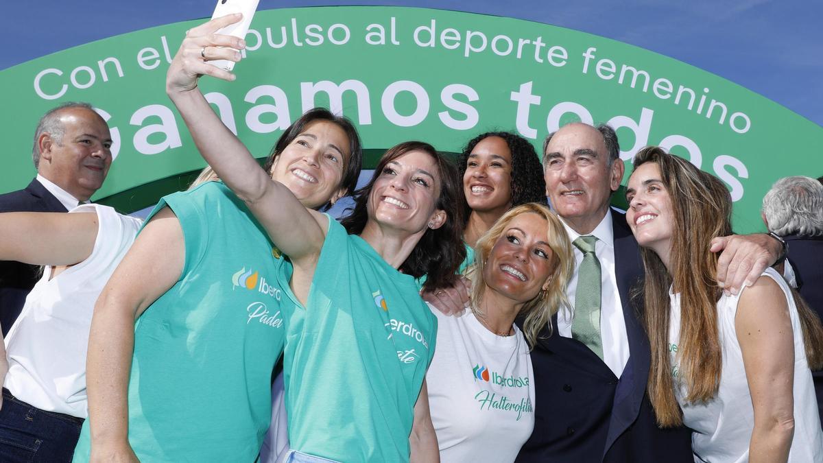 Ignacio Galán, presidente de Iberdrola, con embajadoras deportistas de la compañía.