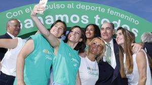 Ignacio Galán, presidente de Iberdrola, con embajadoras deportistas de la compañía.