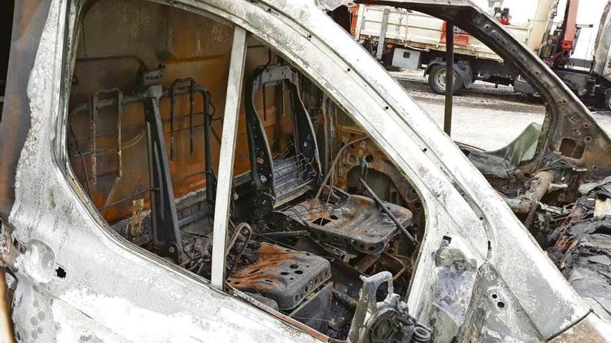 Detalle del interior de un vehículo del departamento de carreteras tras el incendio.