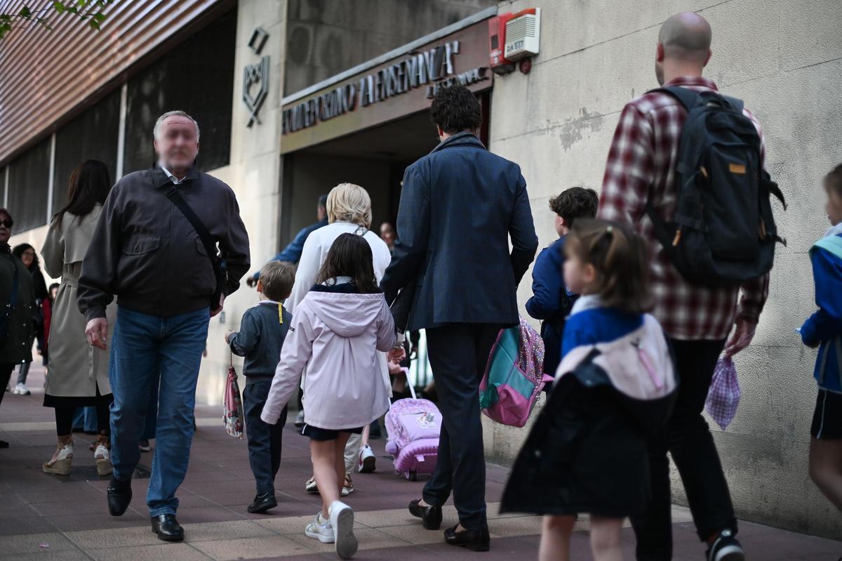 Madres y padres llevan a sus hijos a un colegio de Zaragoza, en una imagen de archivo.
