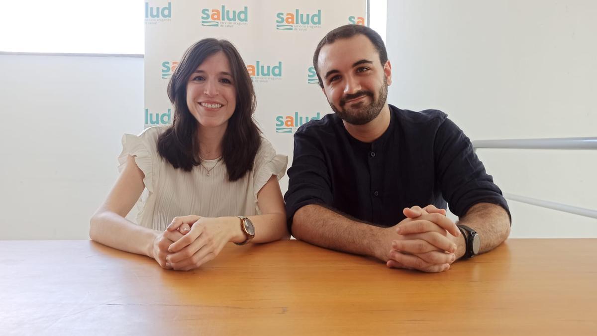 María José Vicente y Juan Bueno Notivol, esta mañana, en el hospital Miguel Servet.