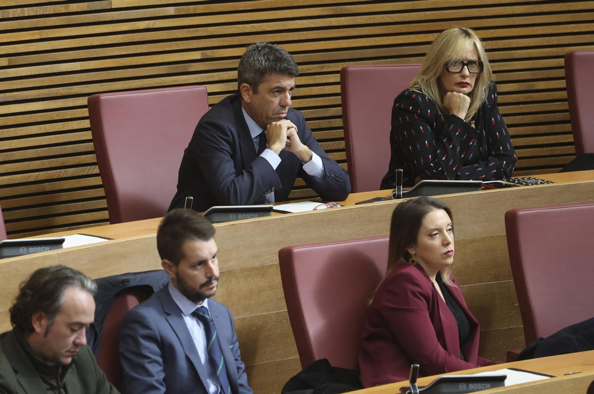 Mazón sigue la sesión del pleno de las Corts en su asiento en la última fila del hemiciclo.