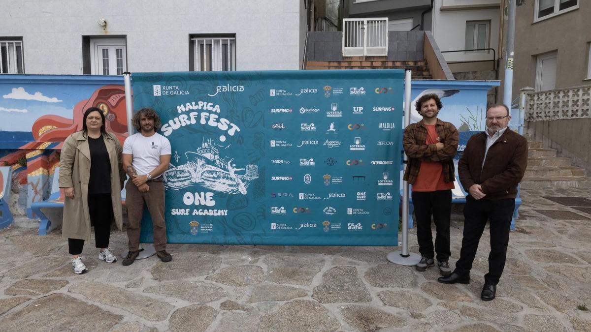 Dende a esquerda: a concelleira Noelia Freijeiro, os organizadores Toni Varela e Carlos Fernández de One Surf Academy e o alcalde de Malpica, Eduardo Parga