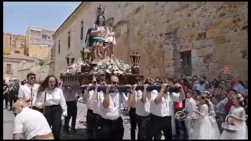 La procesión de la Virgen de la Salud libra la caída de una tapia de milagro