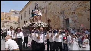 La procesión de la Virgen de la Salud libra la caída de una tapia de milagro