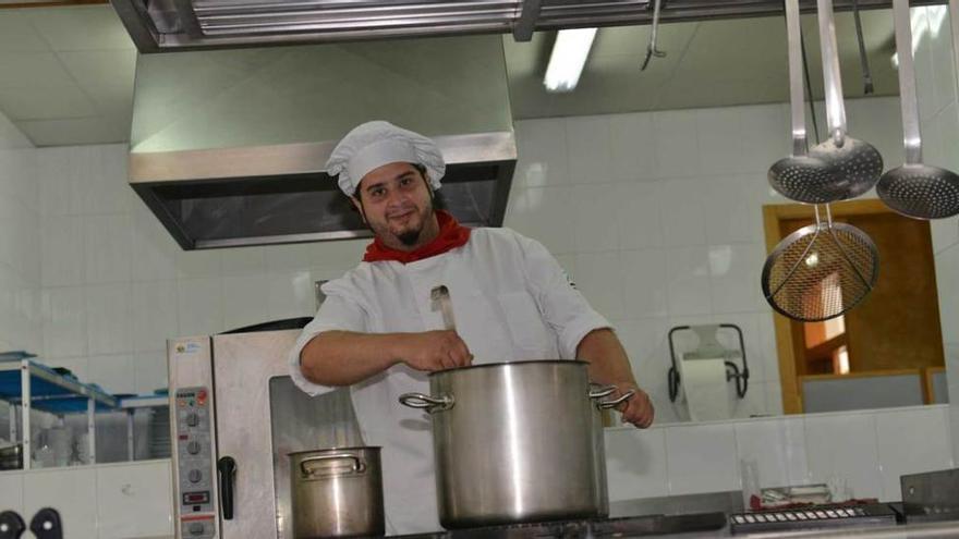 Rodrigo Llaneza, en la cocina del IES Valle de Aller.
