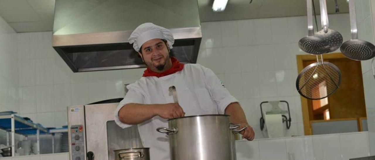 Rodrigo Llaneza, en la cocina del IES Valle de Aller.