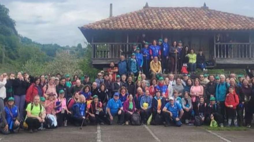 Foto de grupo de los participantes junto a un hórreo de Bueño. | F. D.