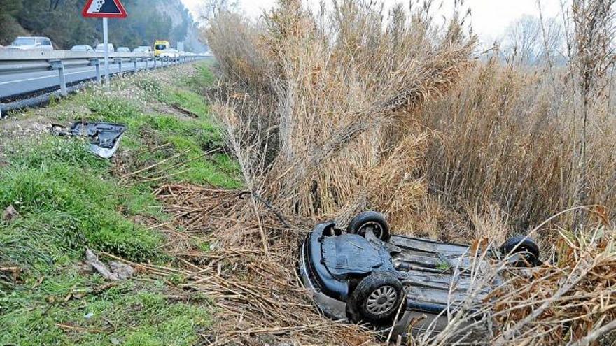 El vehicle va quedar cap per avall després de relliscar al tram de la Farinera de la carretera comarcal