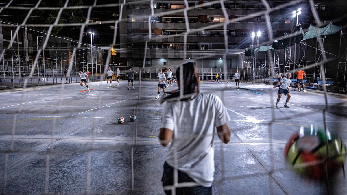 Entrenamiento del primer equipo femenino de Les Corts UBAE, recién ascendido a primera división de fútbol sala.