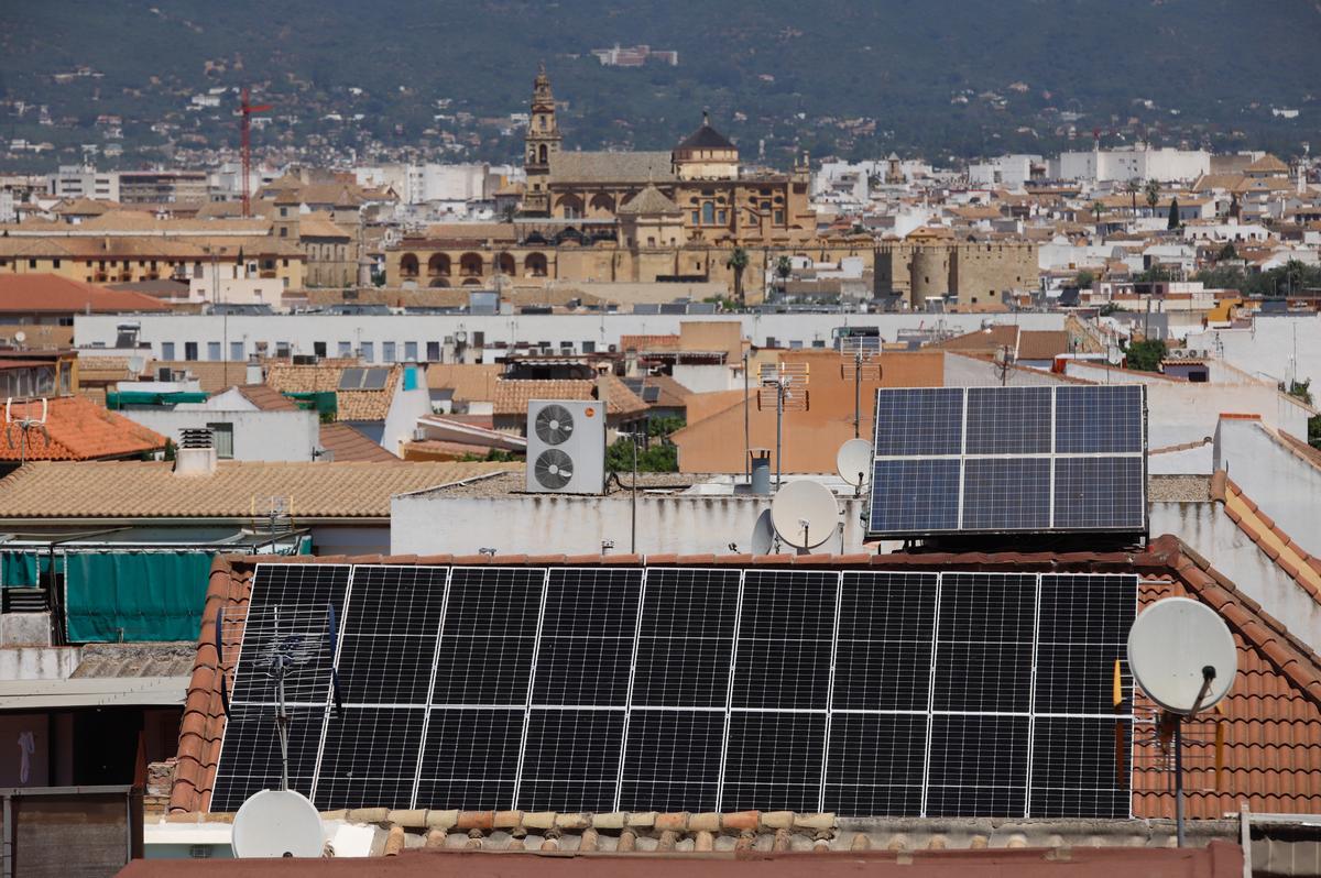 Vista de parte del casco histórico con viviendas con placas solares instaladas.