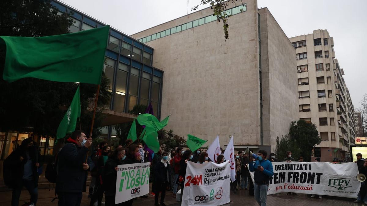 Universitarios valencianos protestan contra las reformas educativas para evitar la "mercantilización" del sistema