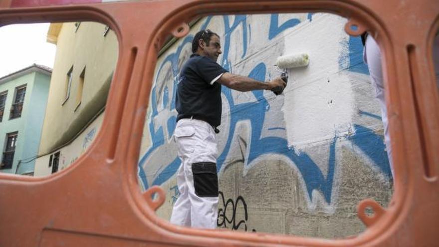 La brigada "antigrafiti" de Oviedo, entra en acción