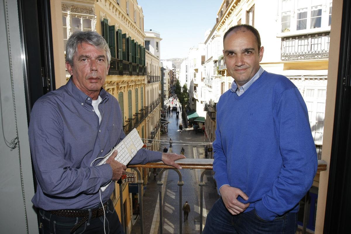Antonio Martínez de Ubago y Joaquín Valdés, socios de Todocolección, en la sede de La Opinión en 2014.