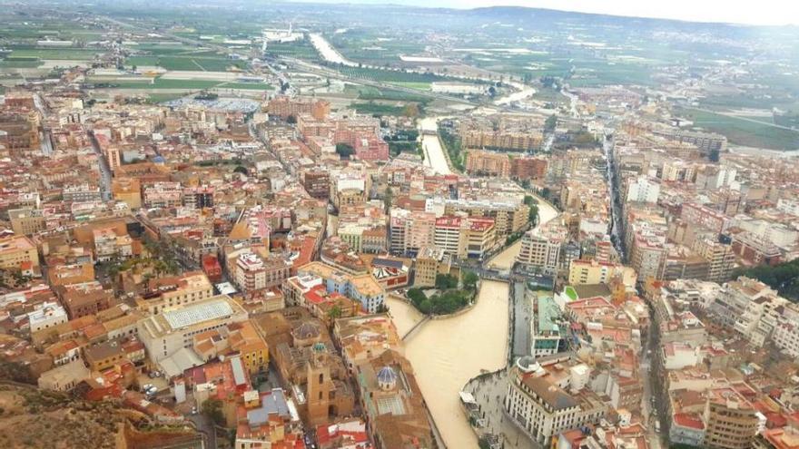 Vista aérea de la crecida del río Segura en Orihuela tomada por los Bomberos de la localidad.