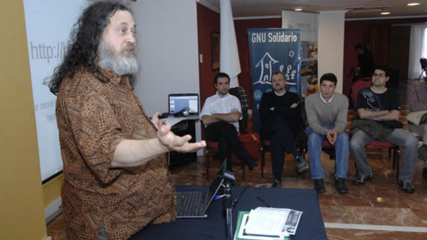 Stallman: &quot;Estamos todavía muy lejos de la implantación del software libre&quot;