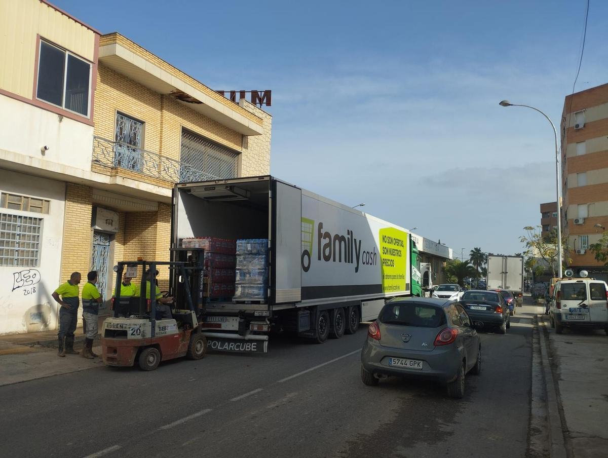 Un camión de Family Cash.