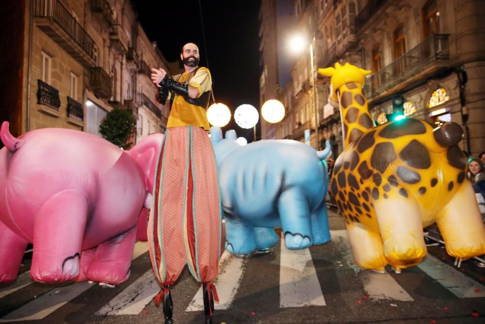 Miles de niños y niñas disfrutan junto a sus familias del desfile récord de la ciudad olívica. Melchor, Gaspar y Baltasar lanzaron caramelos desde sus carrozas.