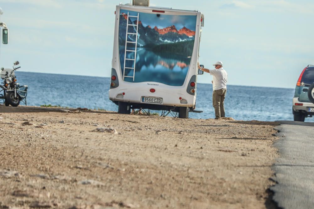 Las autocaravanas vuelven a invadir la primera línea de las calas de Torrevieja sin control