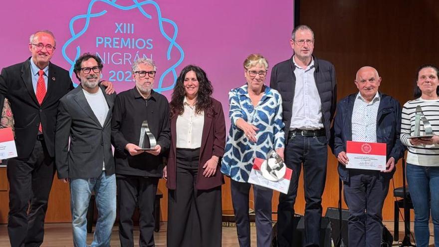 Los premiados, con el alcalde, Juan González, tras recoger sus galardones en la gala.