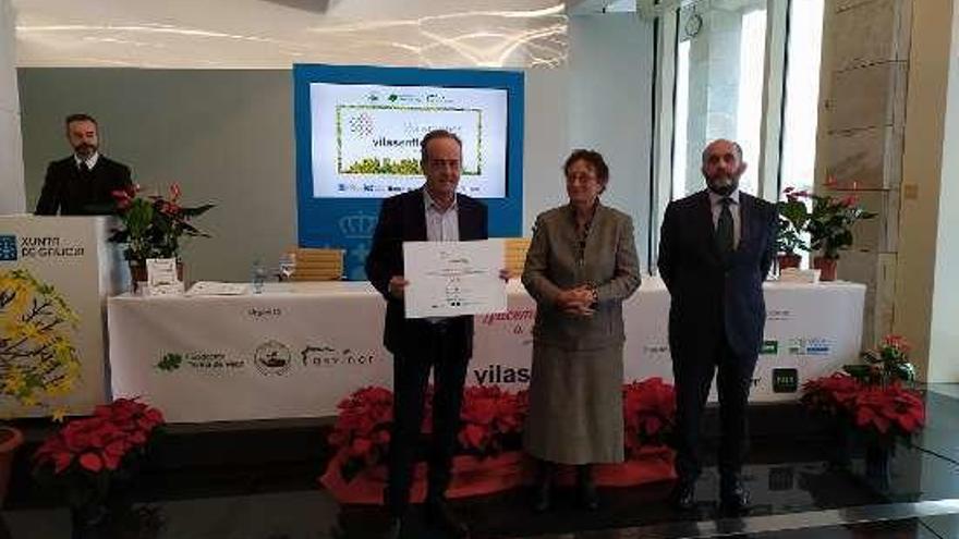 El alcalde Fumega recibe en Santiago el premio.  // FdV