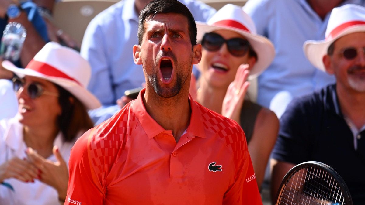 Djokovic celebra un punto ante Alcaraz con euforia.