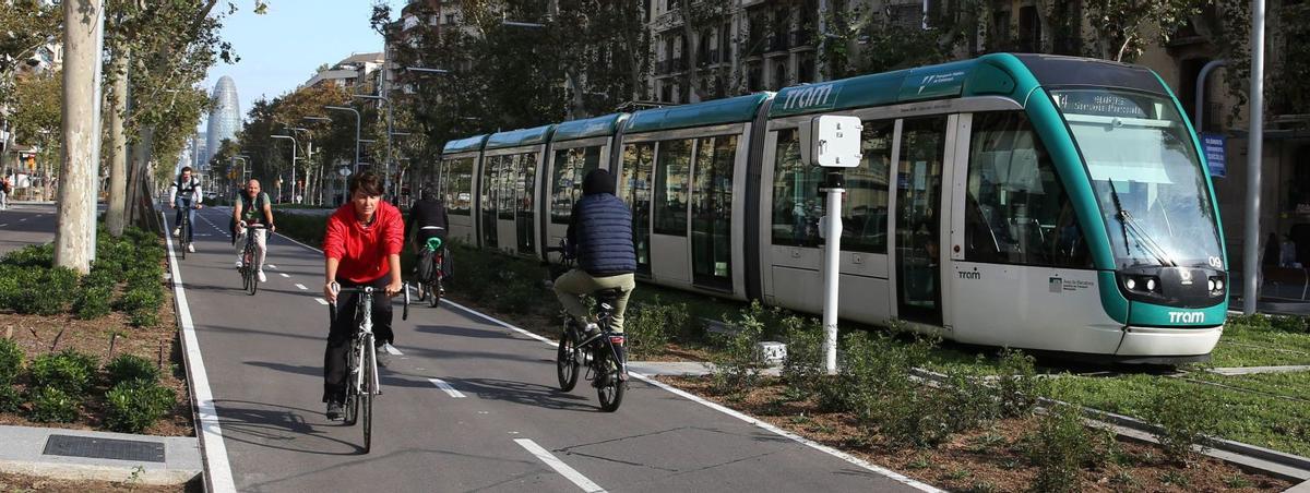 El tramvia arriba a Verdaguer i ja posa la vista a Francesc Macià El tramvia arriba a Verdaguer i ja posa la vista a Francesc Macià