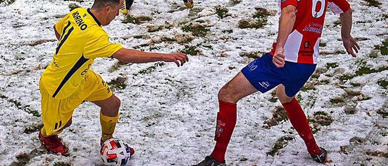 Una acción del partido de ayer en Las Tolvas, nevado