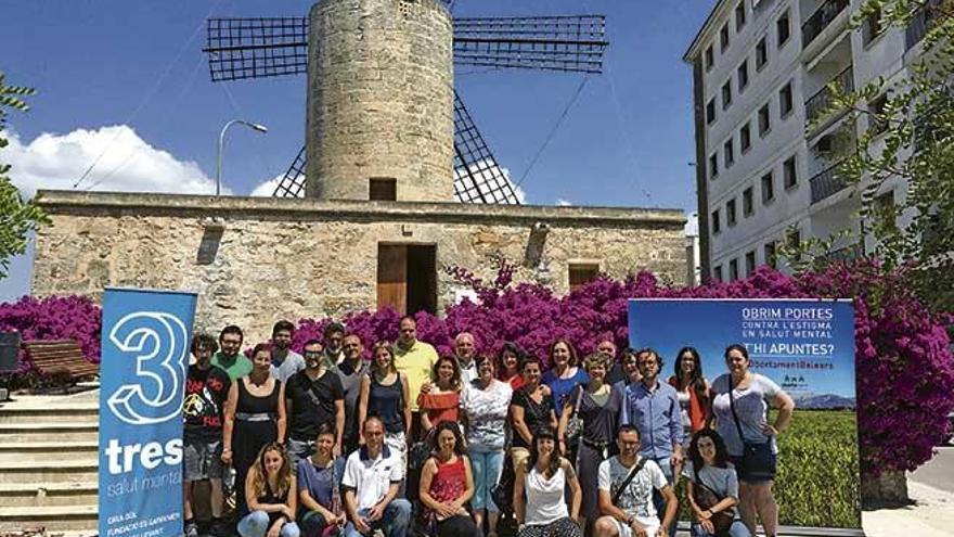 Algunos de los responsables de 3 Salut Mental junto a los activistas de Obertament Balears, frente al Molí den Polit de Manacor.