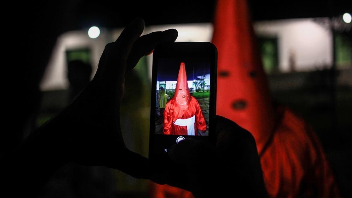  Encapuchados participan en la centenaria procesion del Fogareu  en Goias,  Brasil .