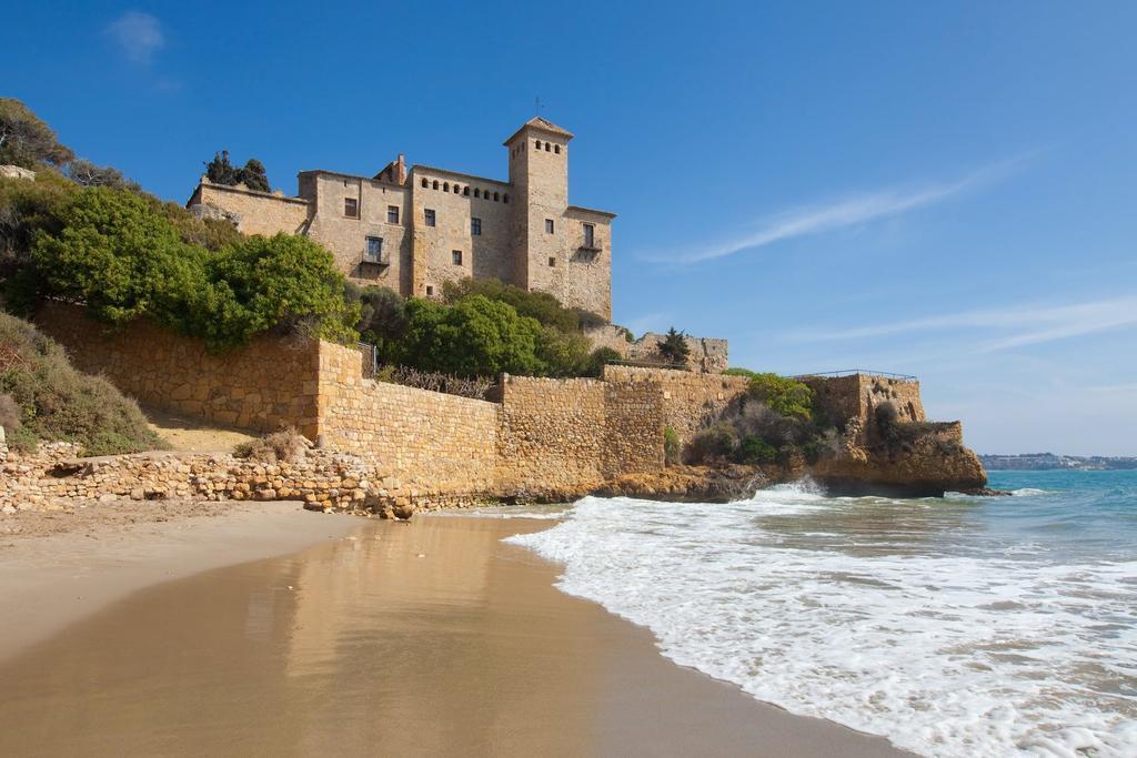Cala Jovera, a los pies del castillo de Tamarit, Tarragona.