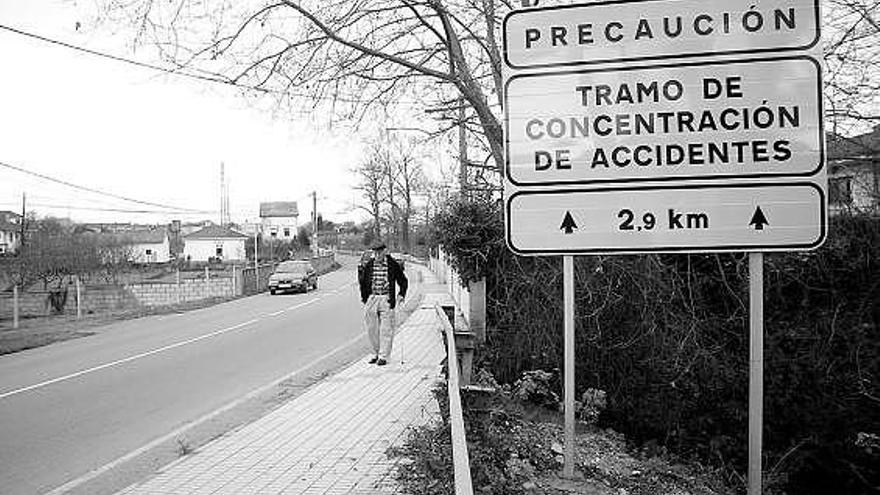Señal de uno de los puntos de concentración de accidentes en la parroquia de Vega, en la carretera hacia Siero.