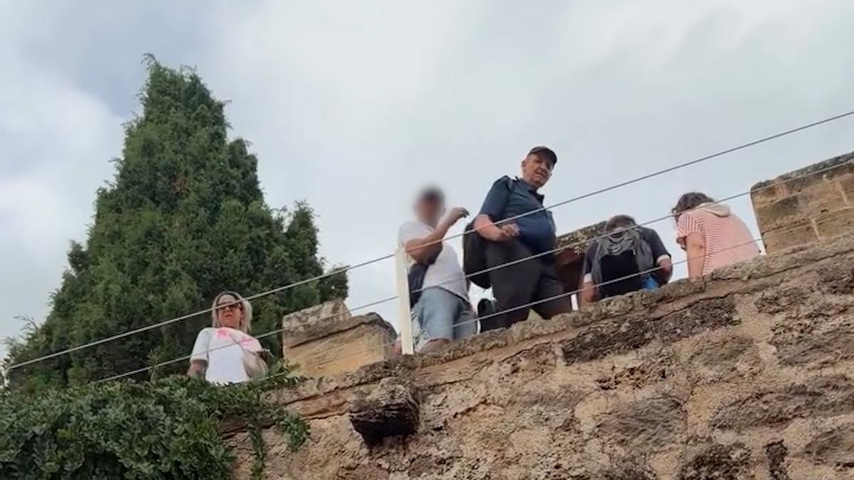 Un carterista, sorprendido en el momento en el que intentaba sustraer efectos de la mochila de un turista en las murallas de Alcúdia.