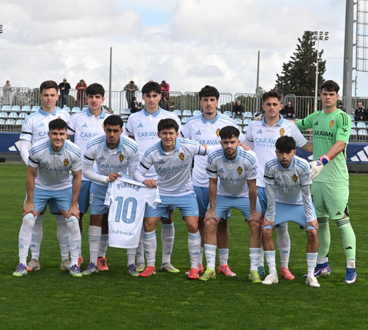 Los jugadores del filial, con la camiseta de su compañero Hugo Pinilla.