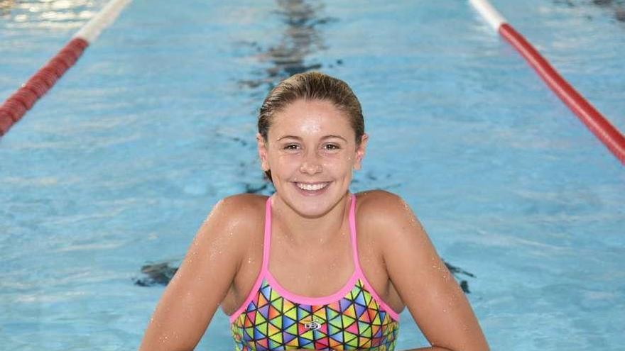 Ane de la Fuente posa en la piscina tras un entrenamiento.