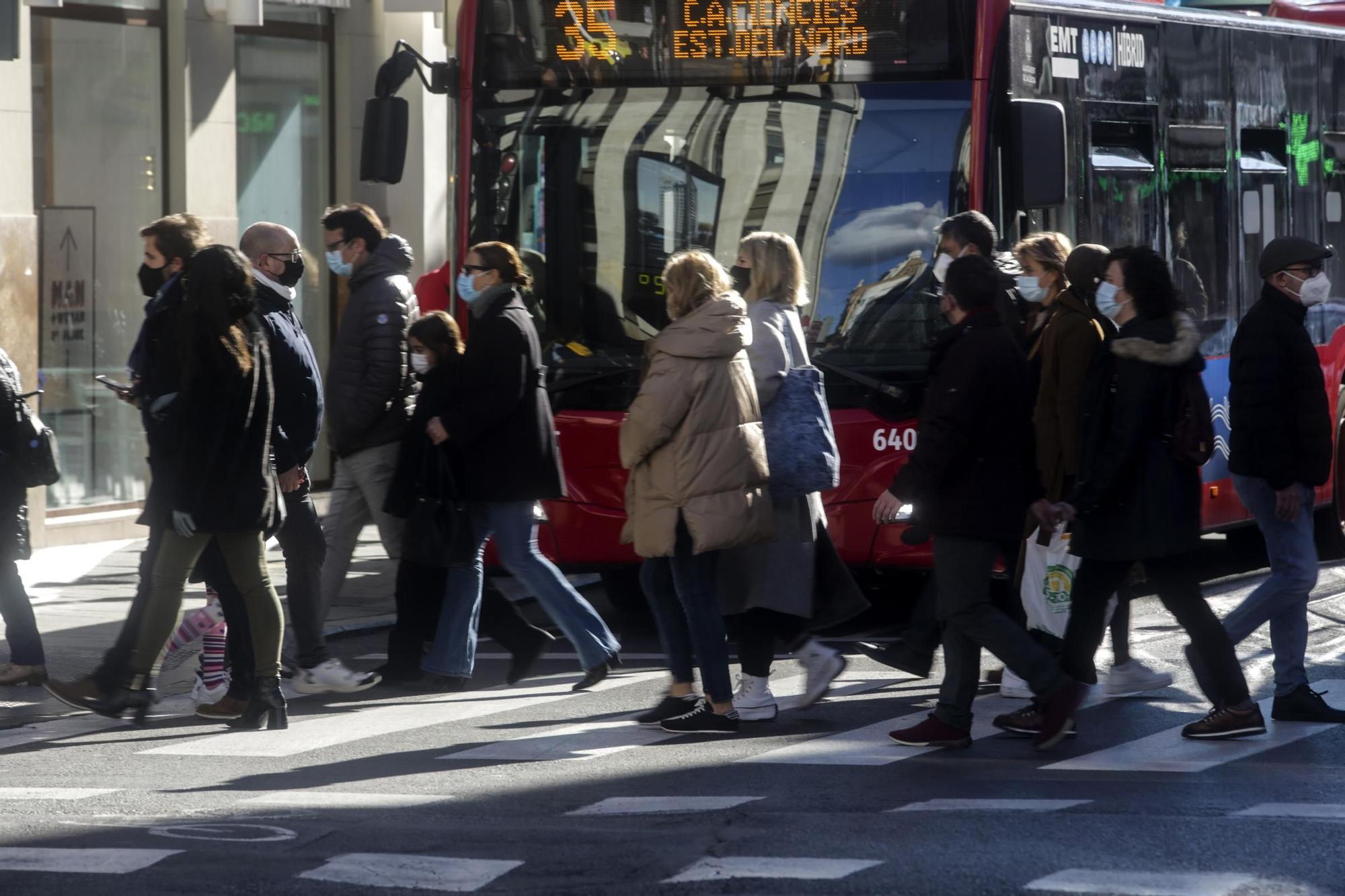 Aglomeraciones en las tiendas del centro de València por las compras de Navidad