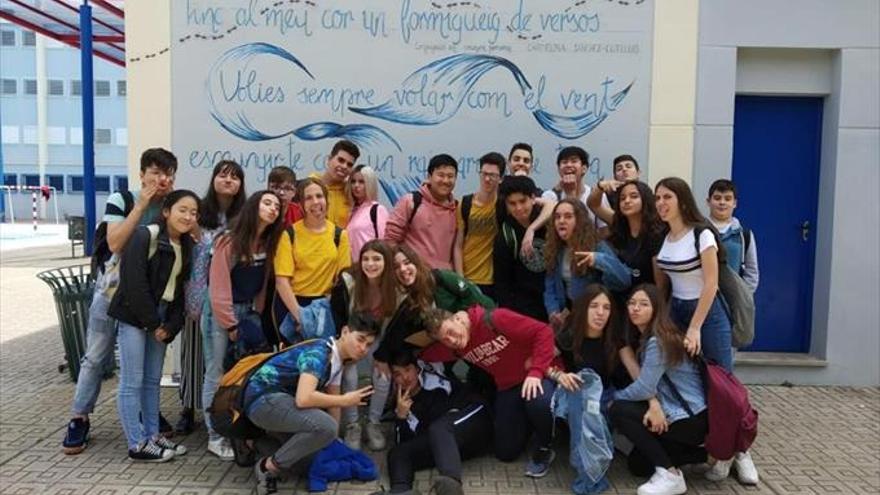 Acció Poètica ompli els instituts de de Castelló de lletres d’autors locals