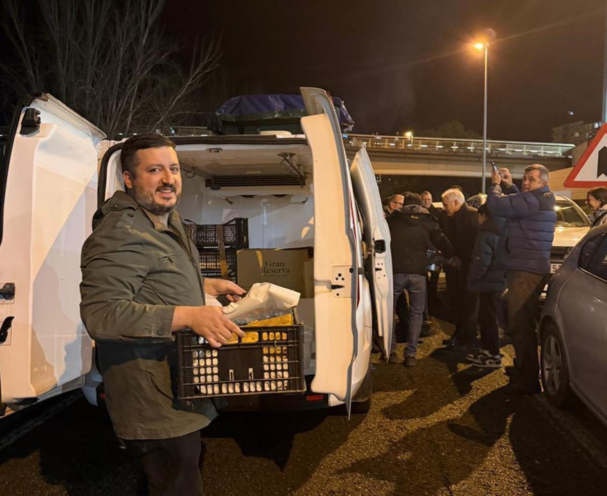 Anxo Trives, del restaurante la Viuda, lleva víveres a la tractorada.