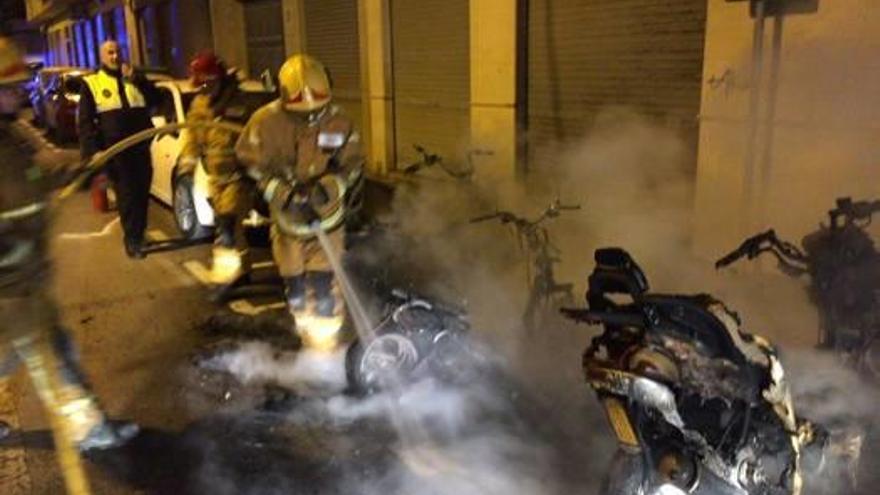 Un fuego en plena  calle calcina tres  motos en San Vicente