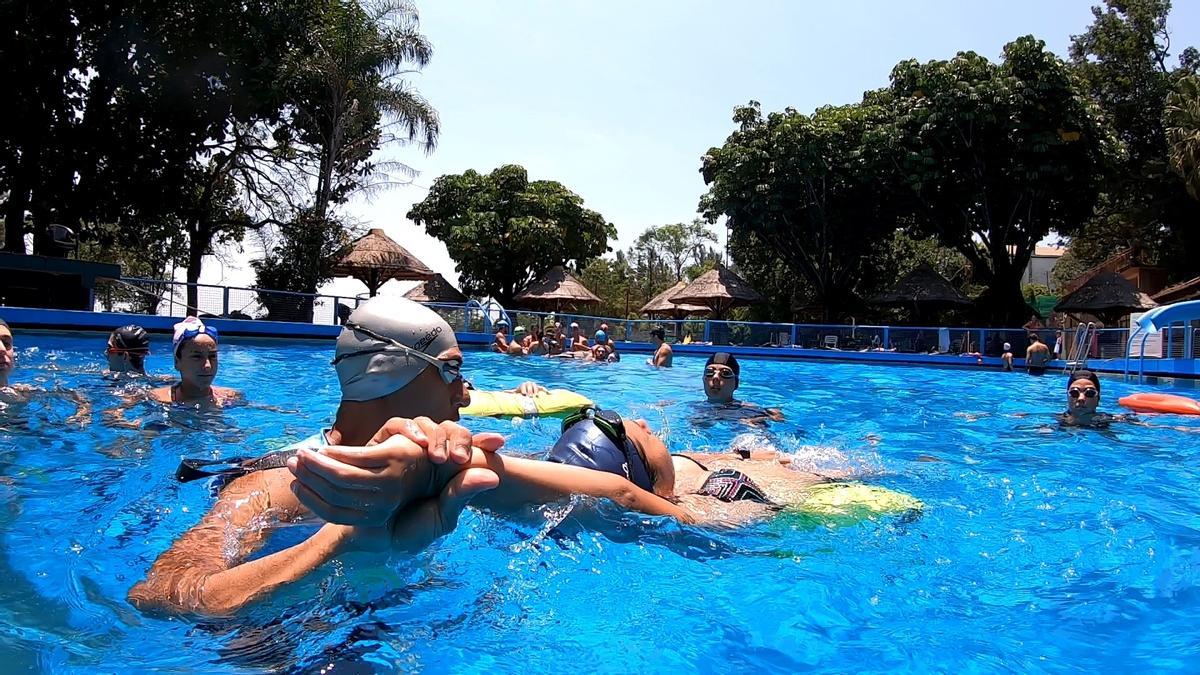 Archivo: bañistas en una piscina