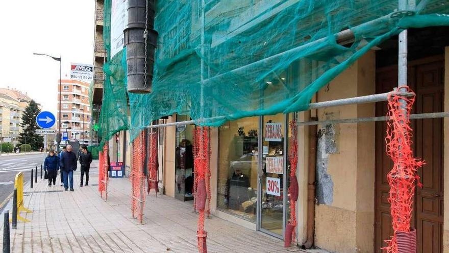 Obras en una fachada de la avenida de Portugal de Zamora.