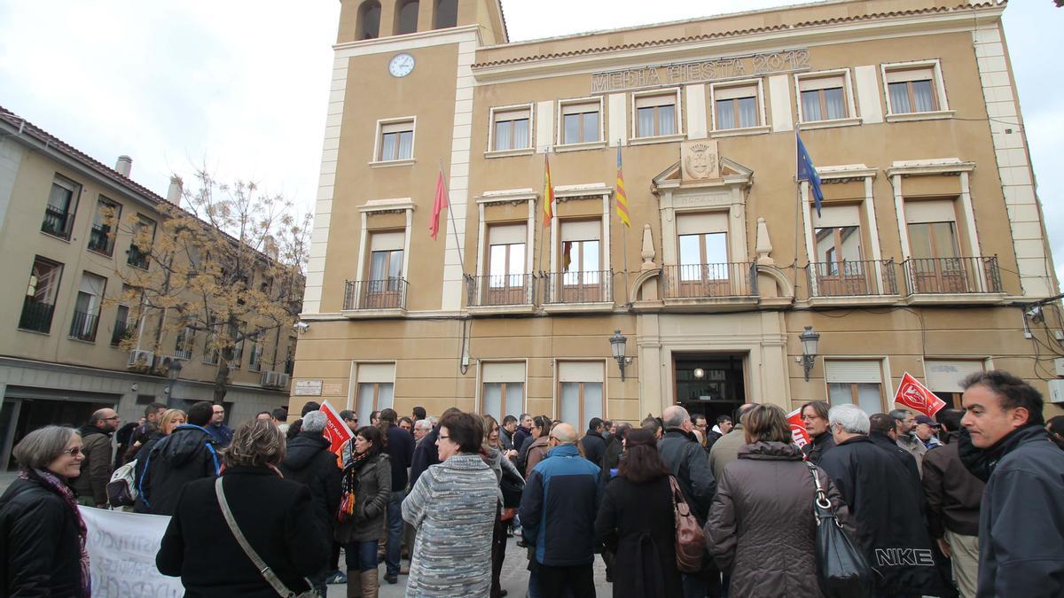 Una protesta sindical frente al Ayuntamiento de Elda en una imagen de archivo.