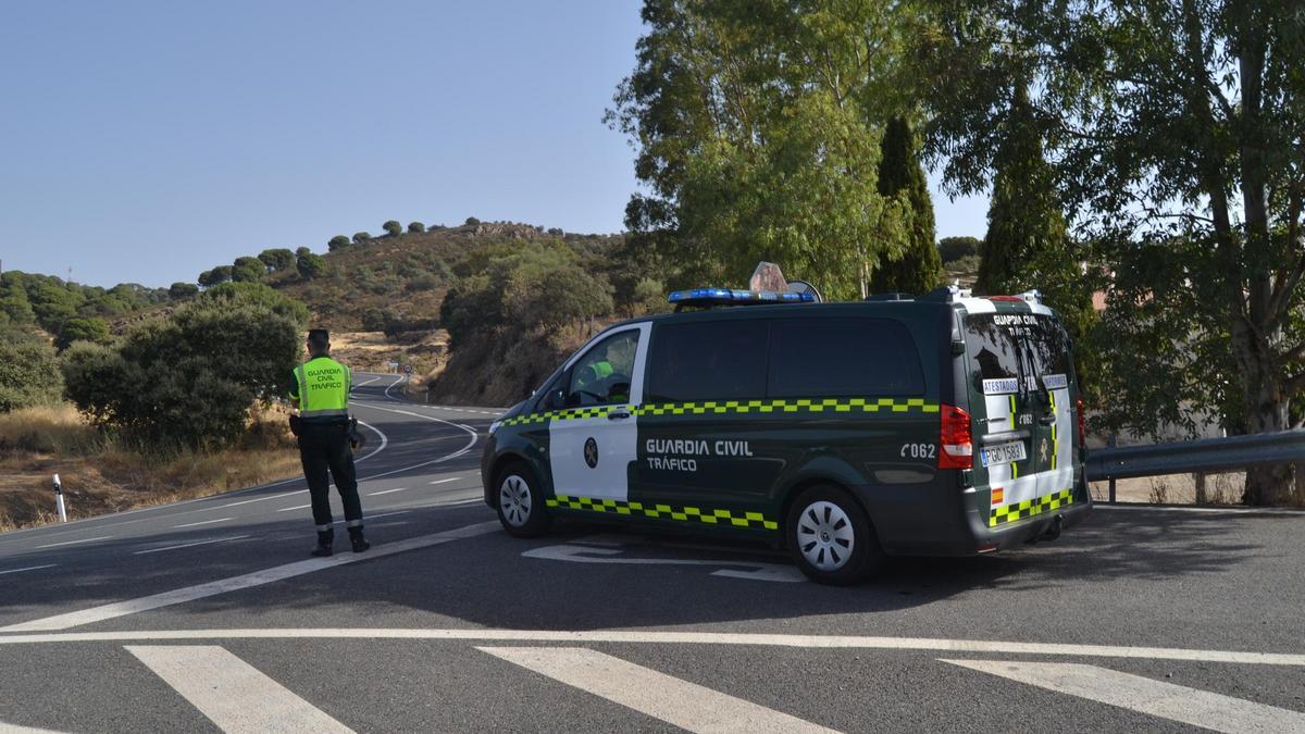 Agentes de la Guardia Civil durante un control, en una imagen de archivo.