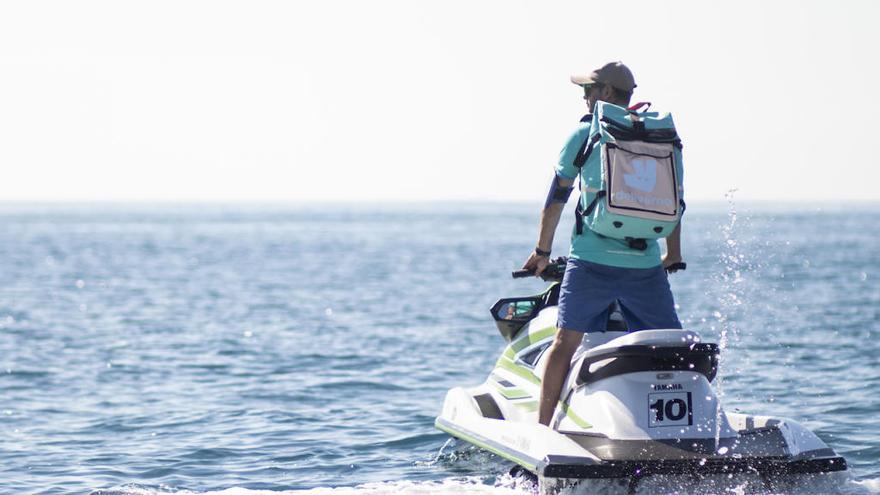 Deliveroo repartirá comida en barcos fondeados en la bahía de Palma con motos de agua