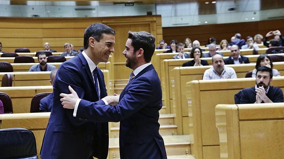 Pedro Sánchez saluda a Antidio Fagúndez. | Cedida